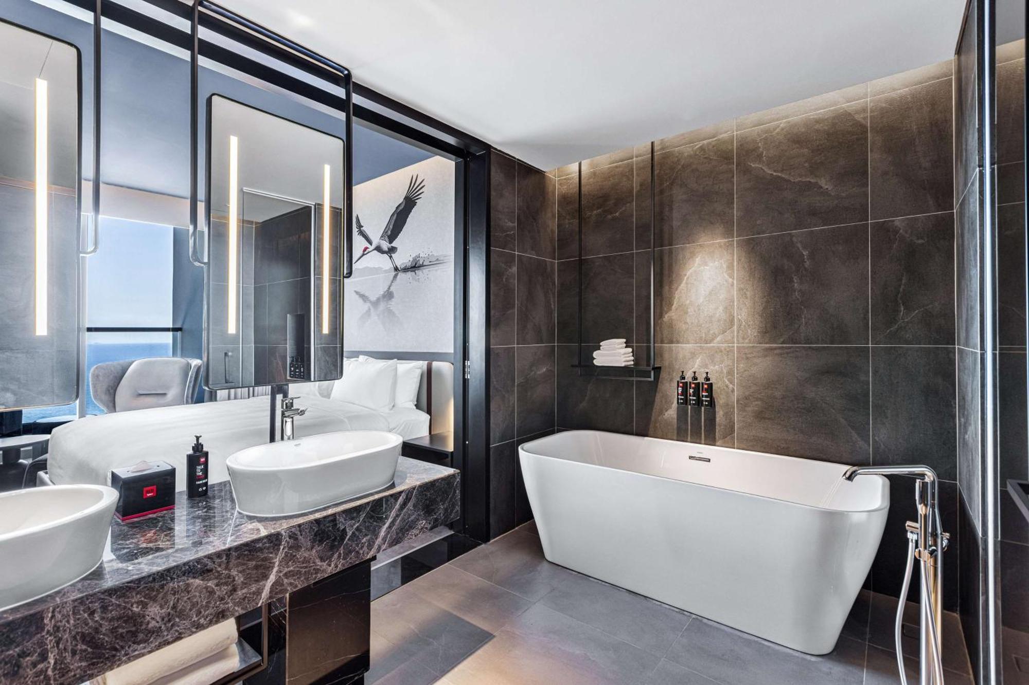 Отель Radisson Red Danang Экстерьер фото